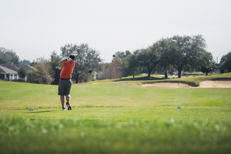 Amateur golfers scratch tee shot